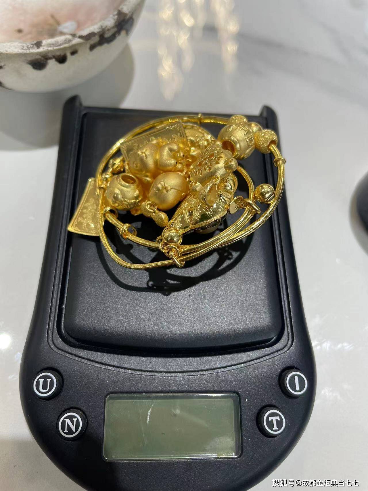 毕节最新24小时上门回收金价方法分析(最方便真实的毕节24小时上门回收黄金方法)
